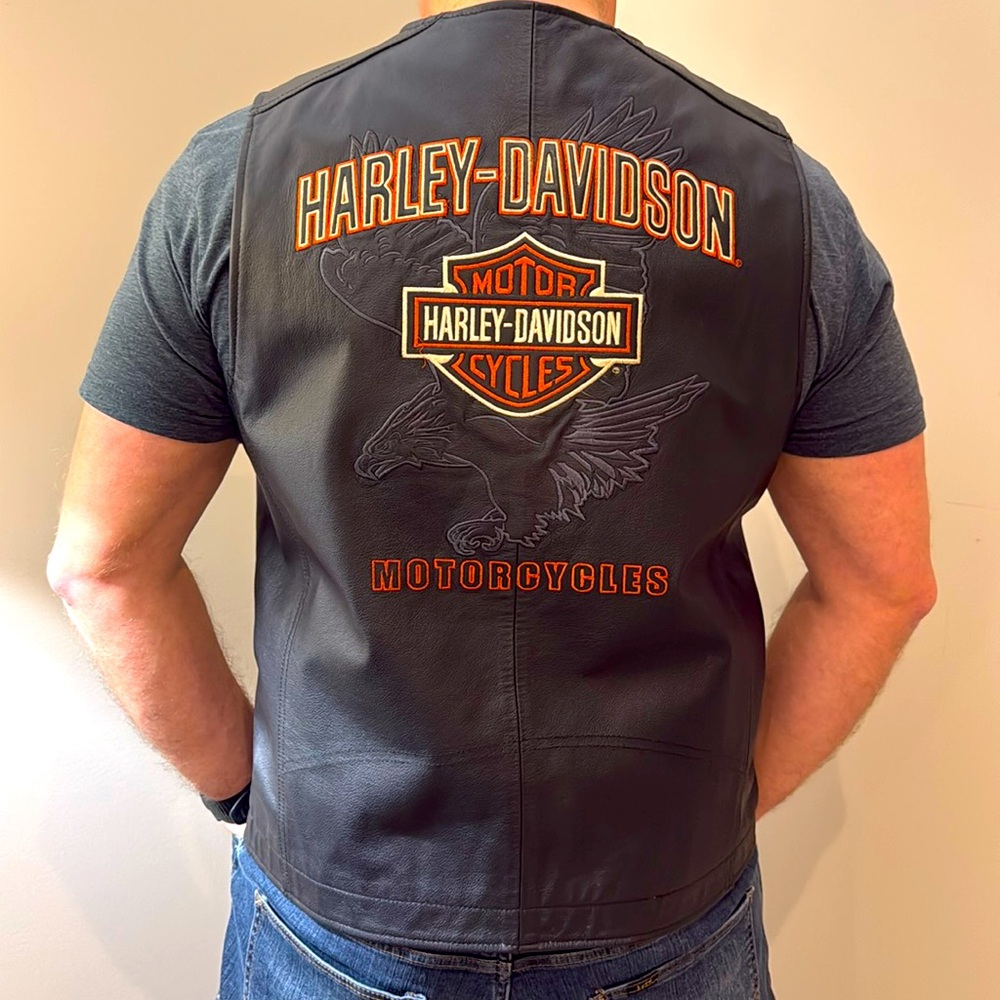Excellent condition vintage men’s Harley-Davidson size large leather vest.